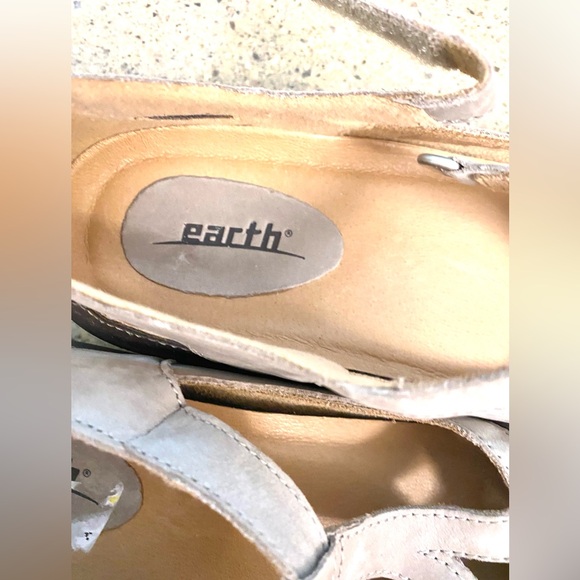 NWT Earth Women's Gray and Brown Flats genuine leather very comfortable. - Picture 5 of 8